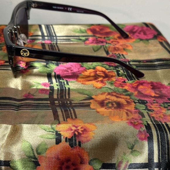 New Tory Burch sunglasses. - Picture 4 of 11